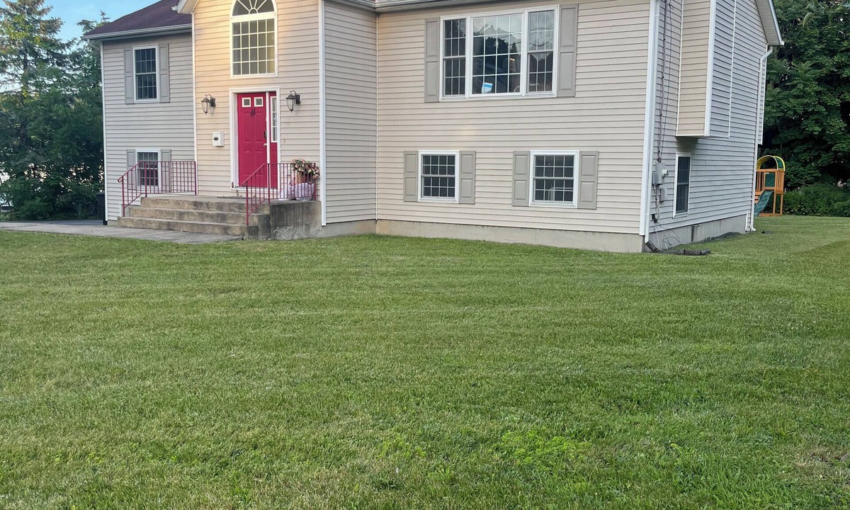 Monroe House | Experience luxury shopping paradise! 4-Bedroom Home & 7 mins to Woodbury Commons