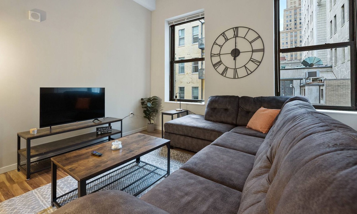 Downtown Cincinnati Condo | Experience Unmatched Luxury Living in this Modern Condo with Pool Access 841