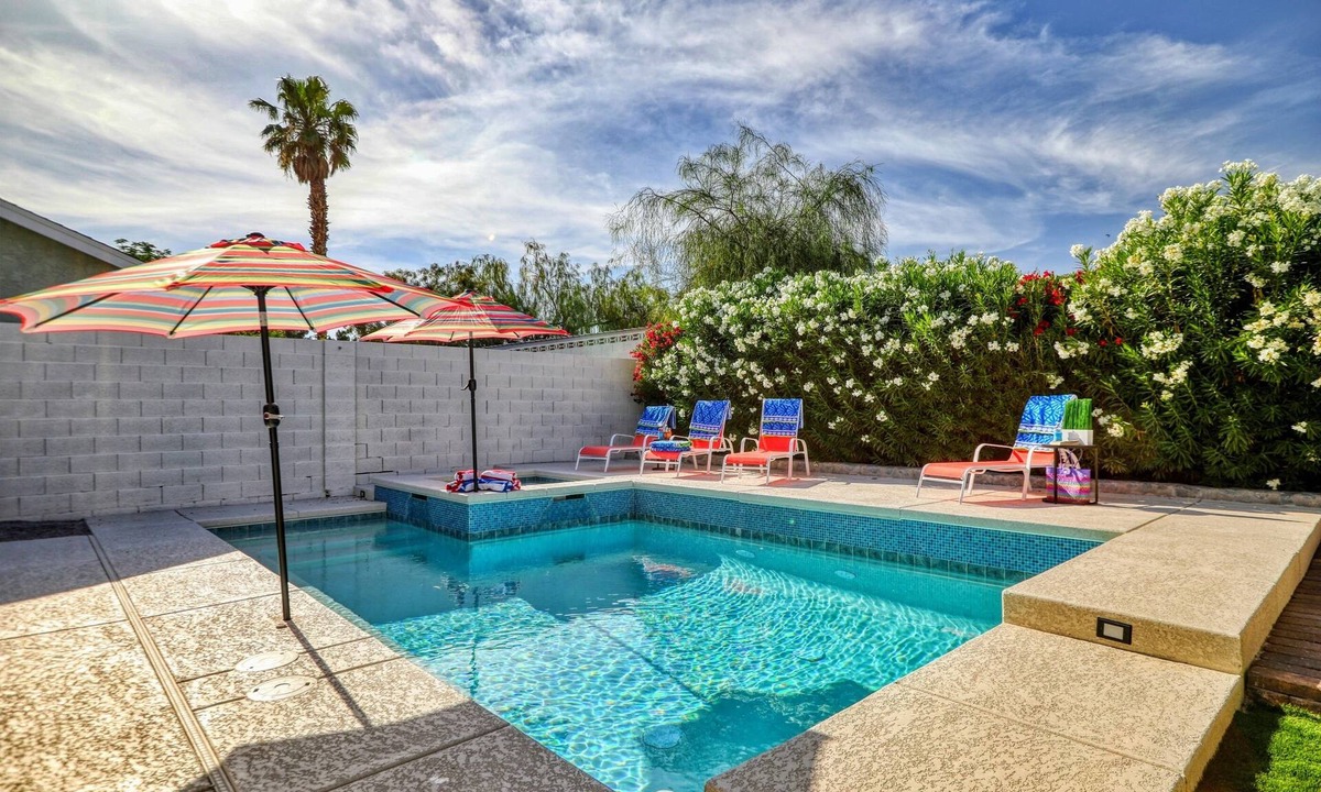 Las Vegas House | Fully licensed pool home w/outdoor kitchen.