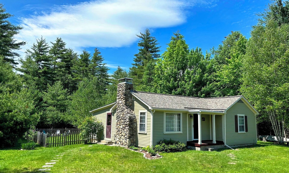 Easton Cottage | GC Cannon ski cottage 10 minutes from Franconia. Fire Pit, wifi, laundry, and dog friendly!