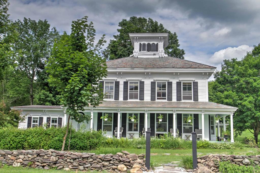 Rupert Villa | Gorgeous Victorian-Style House with Hilltop Pool!