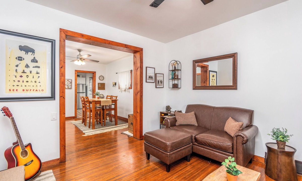 Buffalo House | Group Stay! Buffalo and Niagara Falls Home - 6 bedrooms 2 Baths