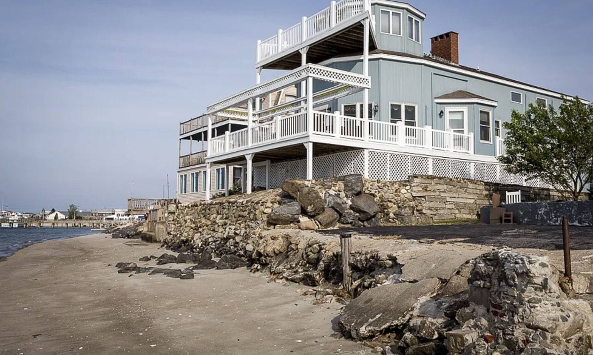 Seabrook House | Harbor House in Seabrook, NH featured on HGTV's Beach Hunters!