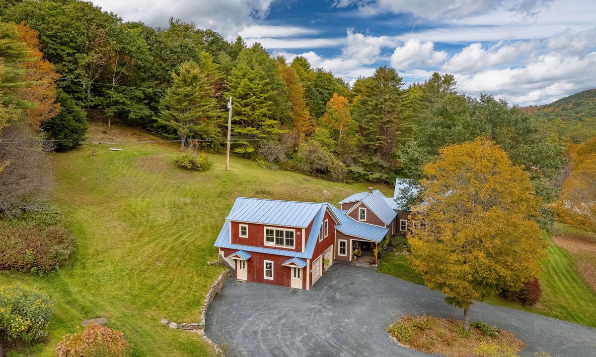 Hartland House | Hartland/Woodstock Hideaway with sunlit spaces, high ceilings & full kitchen