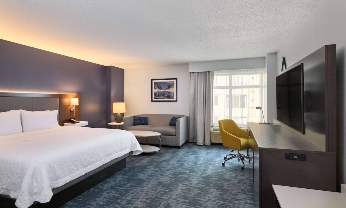 Mount Vernon Triangle Hotel | Heart of D.C.: Modern Amenities Close to Historic Monuments & Chinatown