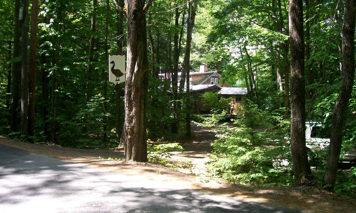 Canaan House | Heaven on Earth, Tranquil, Private 4 Bedroom Waterfront home on Goose Pond Lake