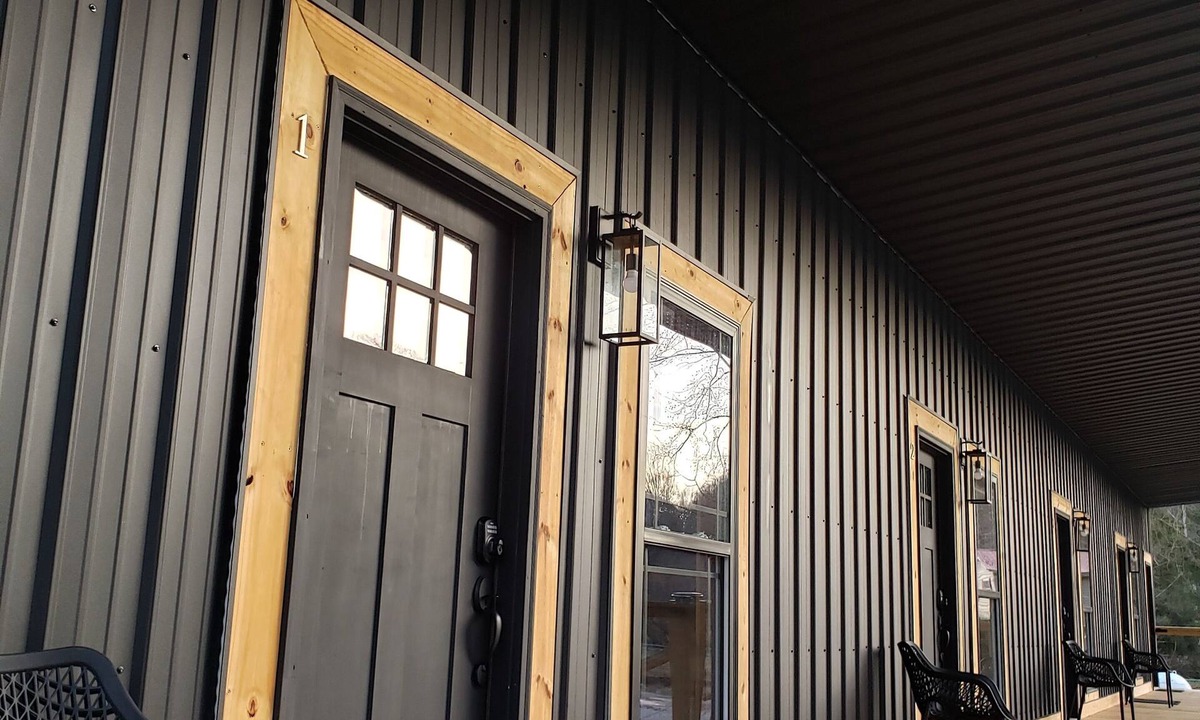 Dingess Apartment | Hidden Jewell - Full Cabin 4 Studio Suites - 9BD/4BA sleeps 15 on Outlaws