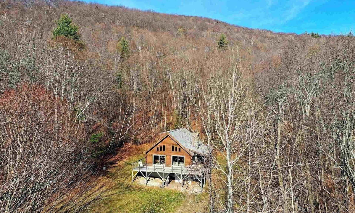 Stockbridge House | Hillside log home in Pittsfield 7 miles from Killington base and Pico ski areas