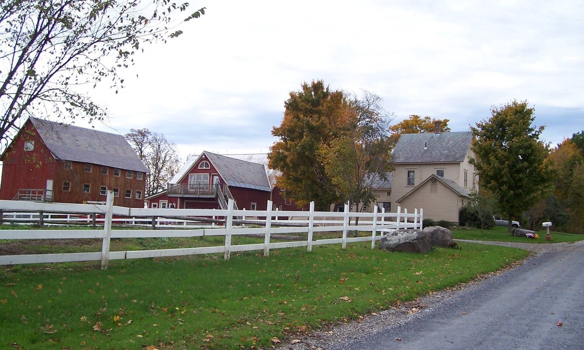Bridport House | Historic 1888 3 bath 4 bedroom 11ppl. Farmhouse w/great views 15 min. from Midd