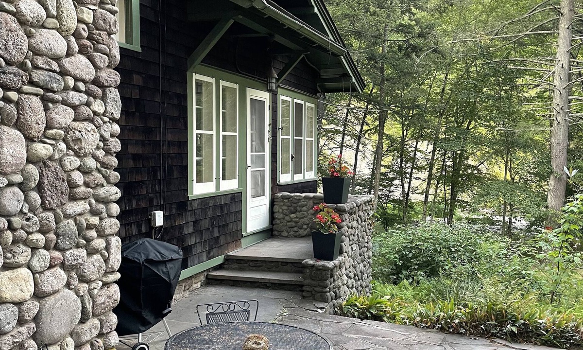 Phoenicia Cabin | Historic Luxury Craftsman Lodge - Streamside - Remodeled Baths 2024