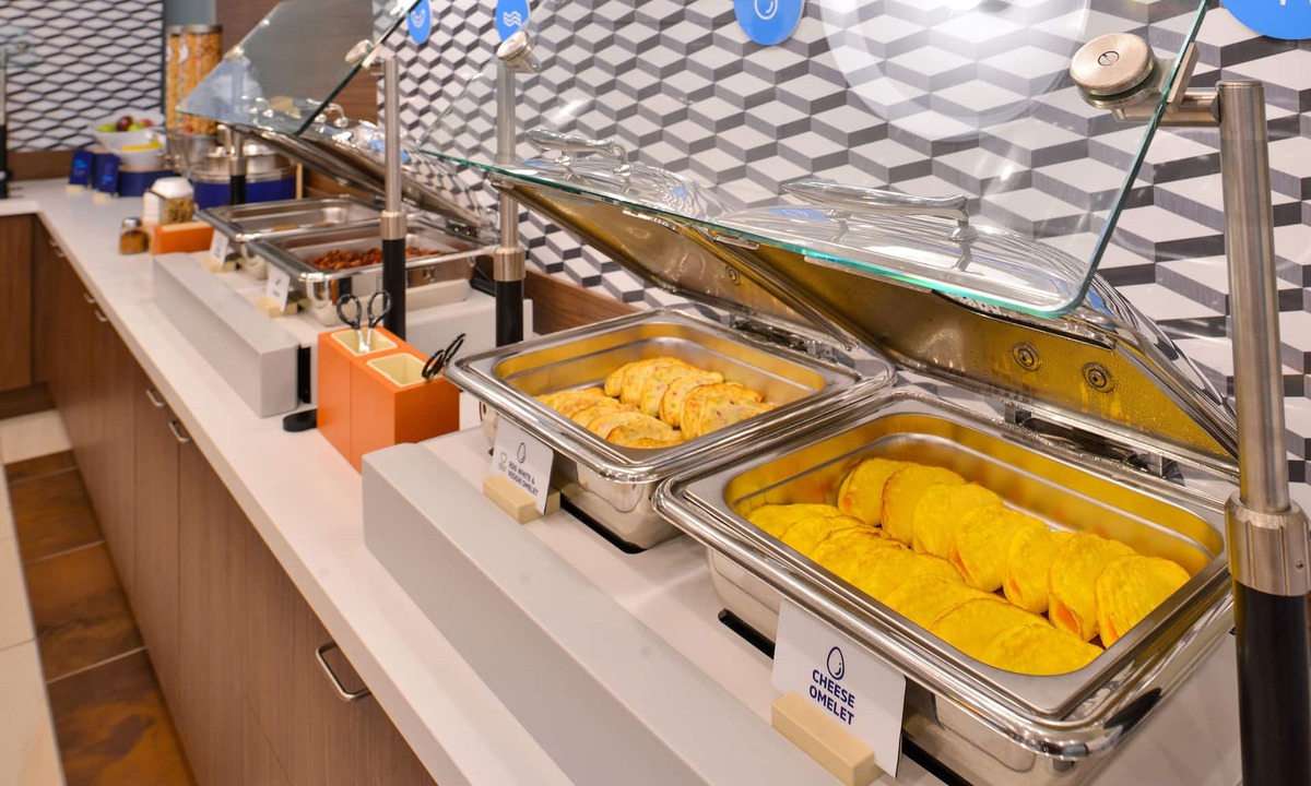 Kingmont Hotel | Holiday Inn Express and Suites Fairmont by IHG