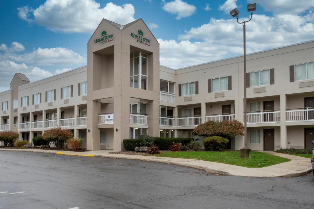 East Syracuse Hotel | HomeTown Inn by Red Roof East Syracuse