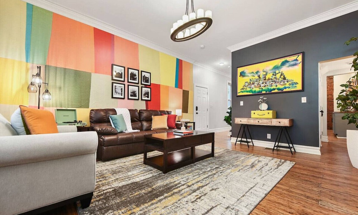 South Side Flats House | ★ HostWise Stays ★ King Beds, Driveway, Fire Pit, EV Charger!