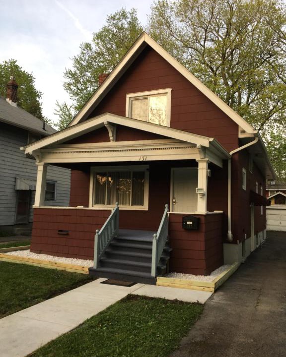 Niagara Falls House | House by Niagara River