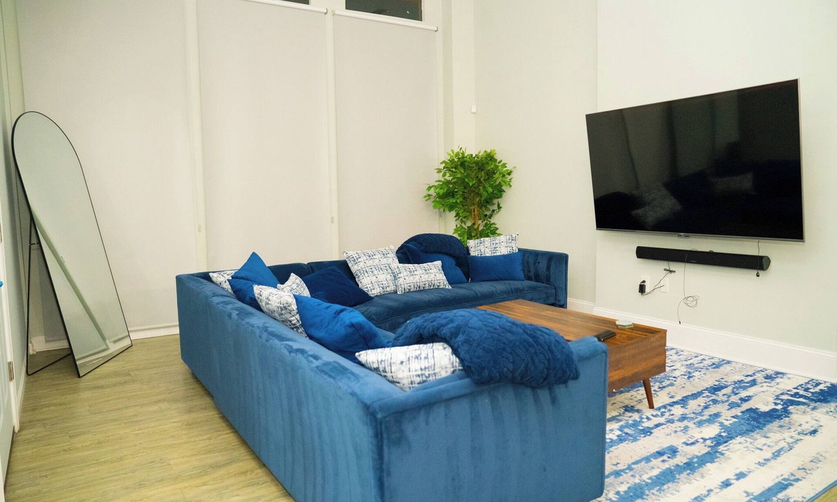 Downtown Baltimore Apartment | Huge Luxurious Downtown 4Bedrm/3Bath w/parking & a view- 5mins from Penn Station