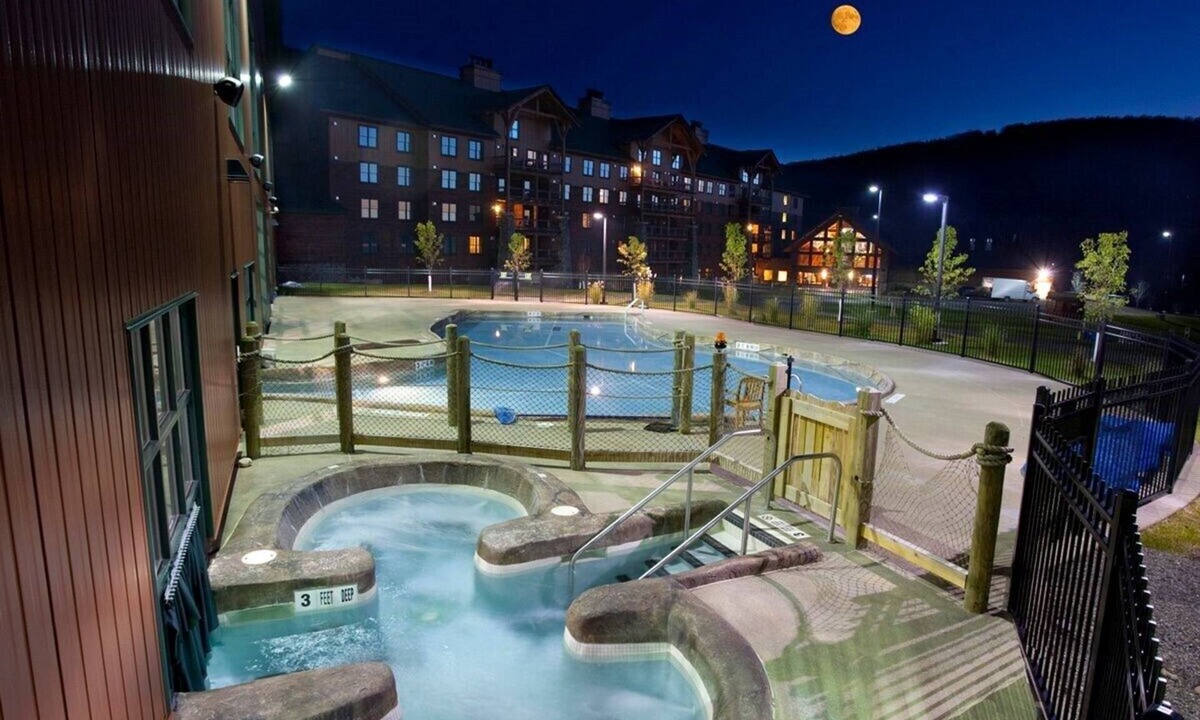 Blodgett Mills Condo | Huge Suite + Balcony | Pool, Hot Tub, Gym | On-Site Waterpark & Spa