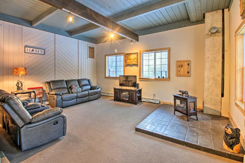 Harrison House | Inviting Countryside Home 4 Mi to Long Lake!