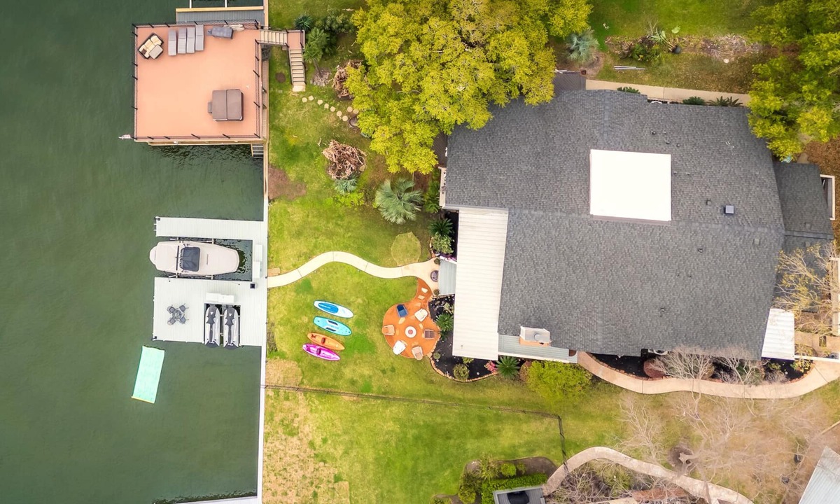 April Sound Cottage | Jet Ski&GolfCart Rental,Firepit,Dock,LilyPad, Kayaks,SUP,Arcade,Projector Rental