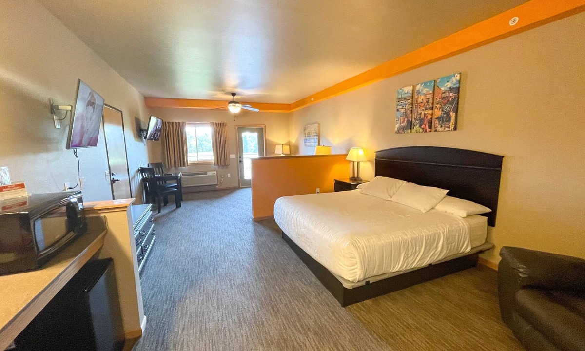 Spring Brook Hotel | King Hotel Room @ Spring Brook Resort