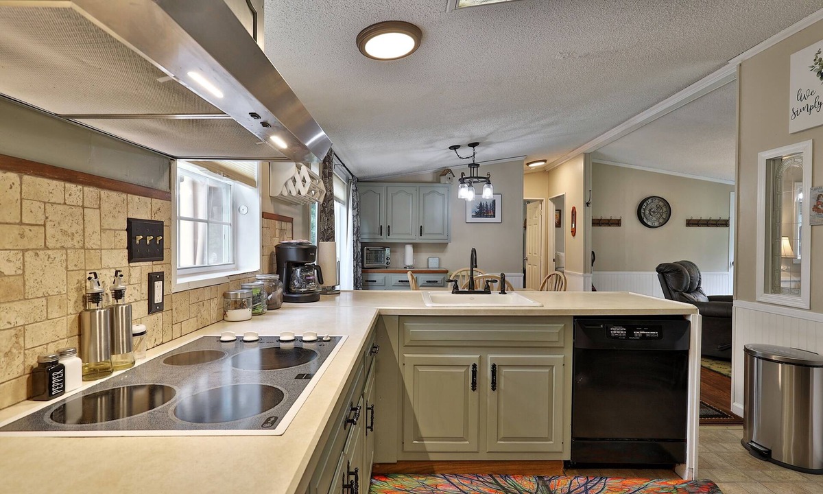 Crystal Beach House | Lake Bomoseen Bungalow 3 Bedroom Home