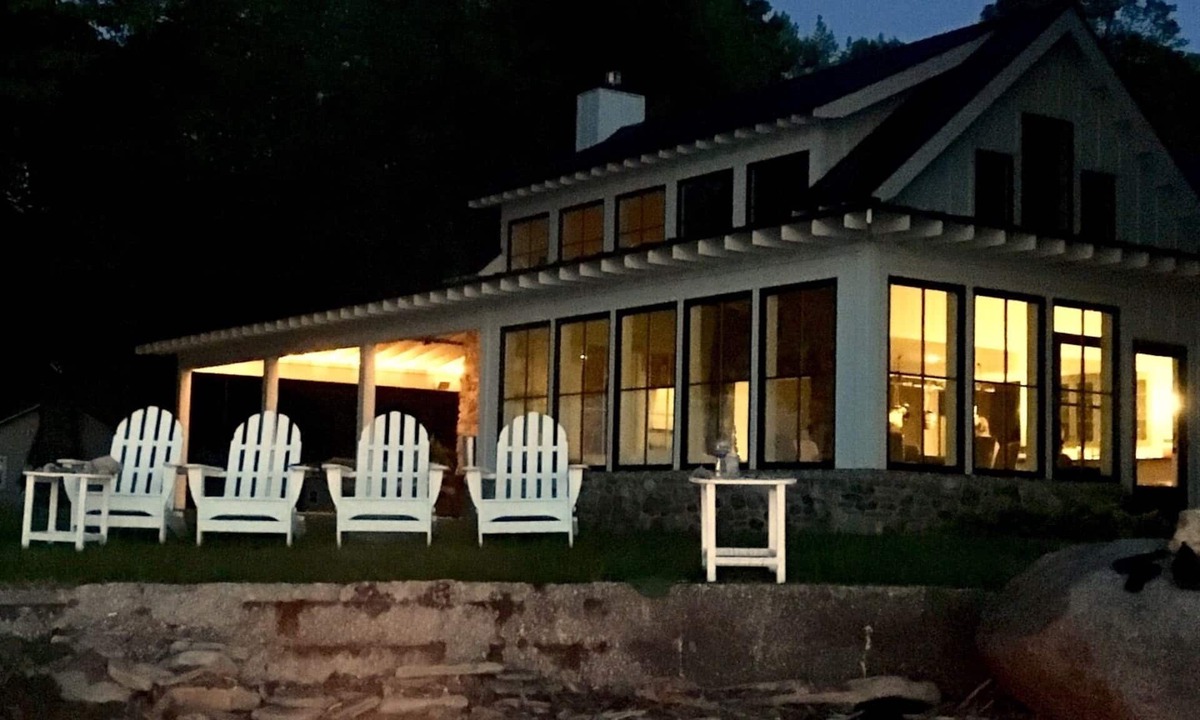 North East Cottage | Lake Erie Lakefront Custom Built Cottage ~ Amazing Sunsets ~ Private!
