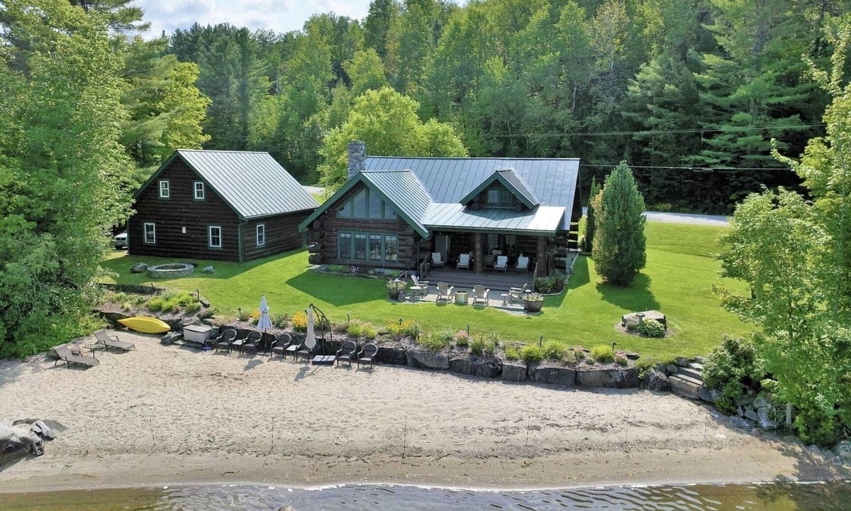 Barton House | Lake House - Modern Log Cabin. Private location on the lake for 8 Guests!