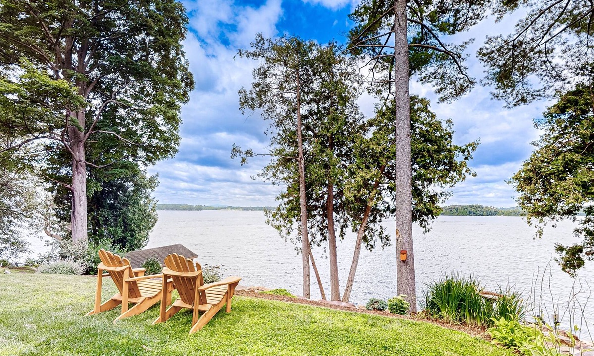South Hero Cabin | Lakefront dog-friendly cabin & cottage with kayaks, grill, washer/dryer