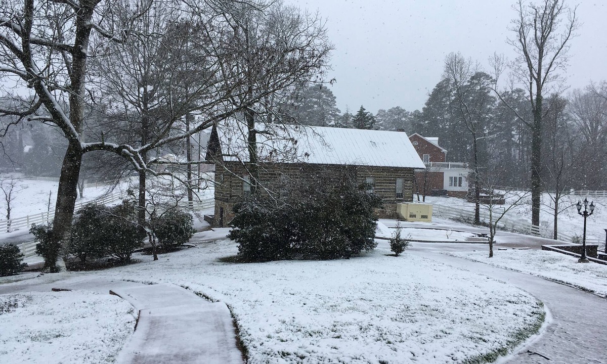 Clarksville Cabin | Lakefront Log Cabin on Beautiful Kerr Lake in downtown Clarksville VA