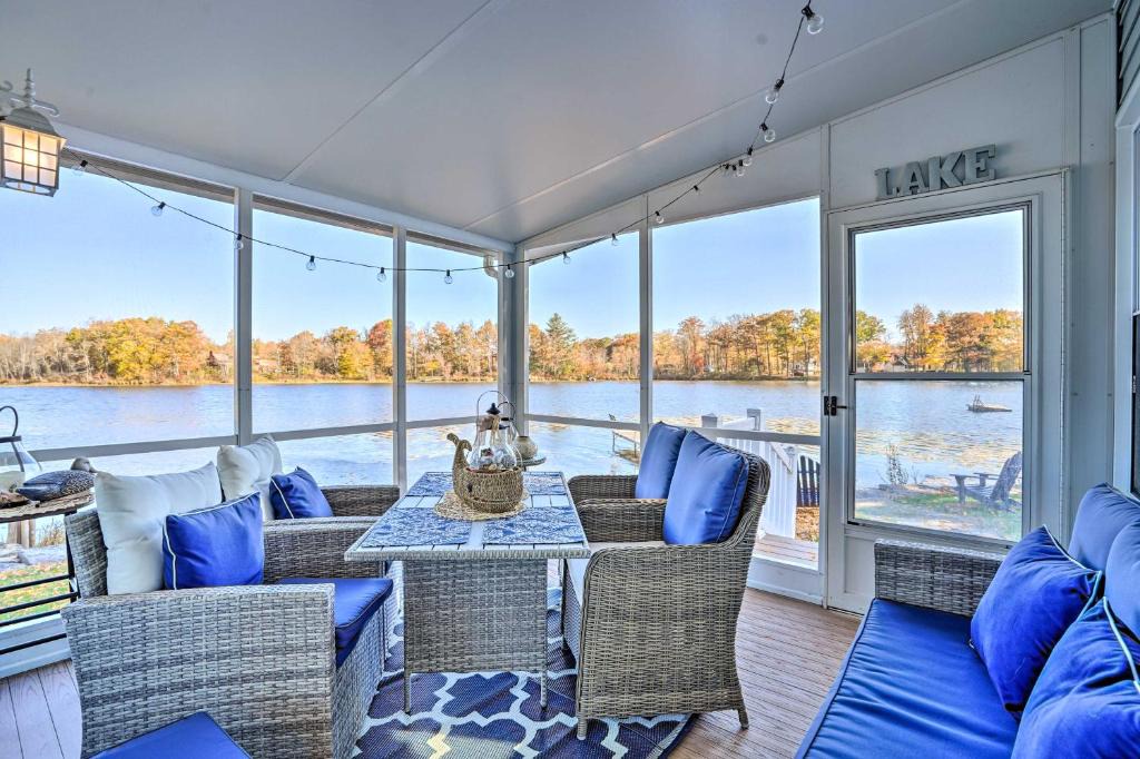 Tully House | Lakefront Tully Cottage with Screened Porch!