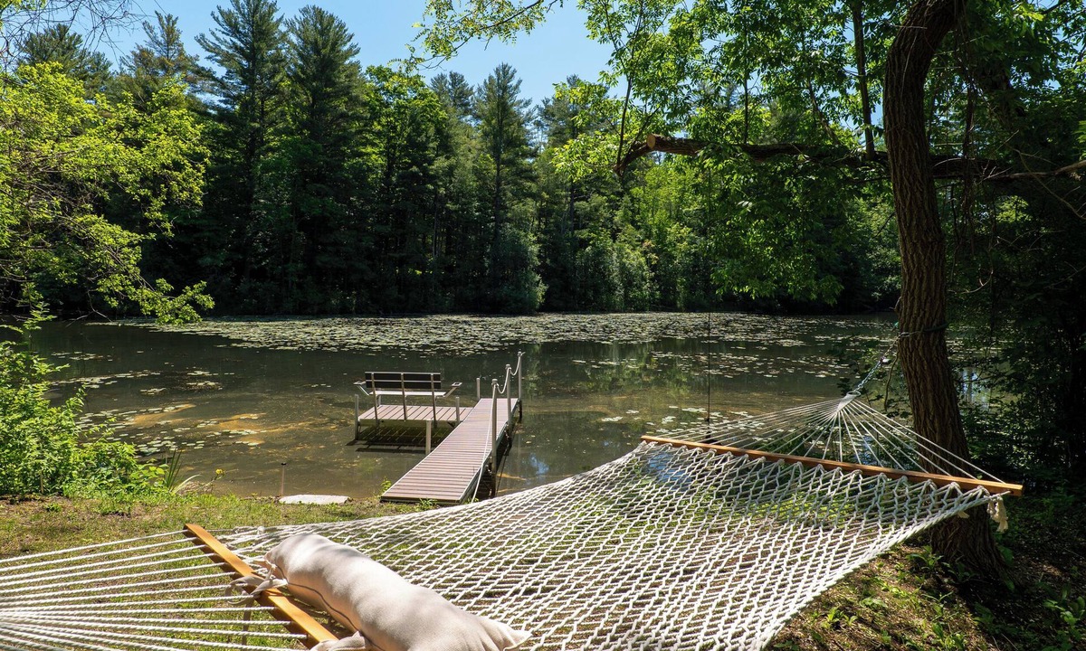 Glendale Cabin | Lakeshore cabin with beach and dock