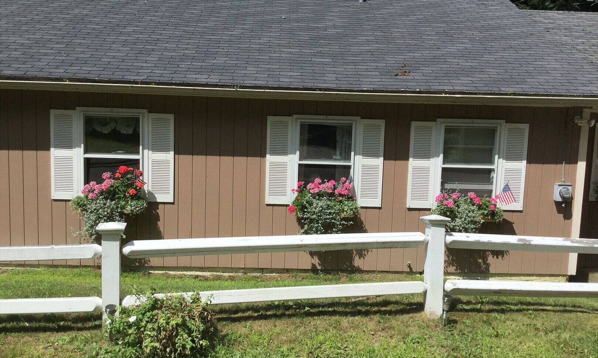Enfield House | Lakeside Cottage Retreat