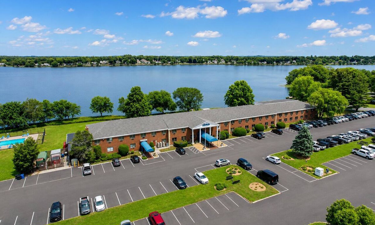 Wakefield Hotel | Lakeside Inn