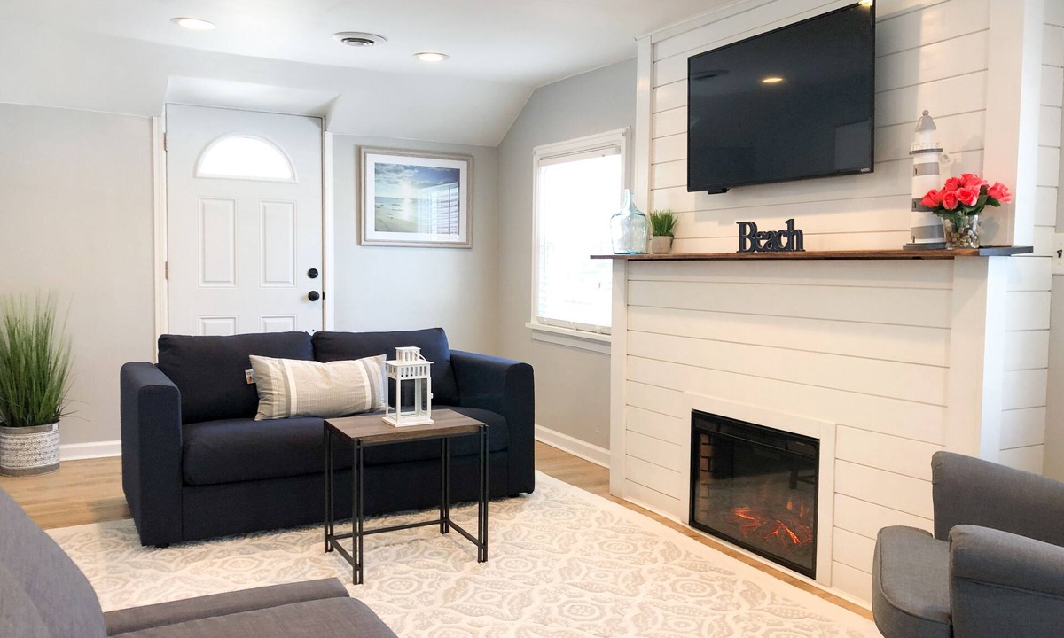 Olcott House | LAKETOWN COTTAGE: 3 bed, New Kitchen, LARGE yard; seconds from the lake & park!