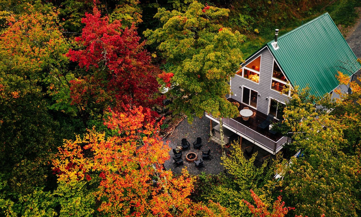Green Mountains Cabin | Lakeview☀️Near Stowe🥾4 Bedroom👨‍👩‍👧‍👦Hot Tub🥂Mountain View🏔Canoe🛶Game Room🎱Swimming🏊‍♀️