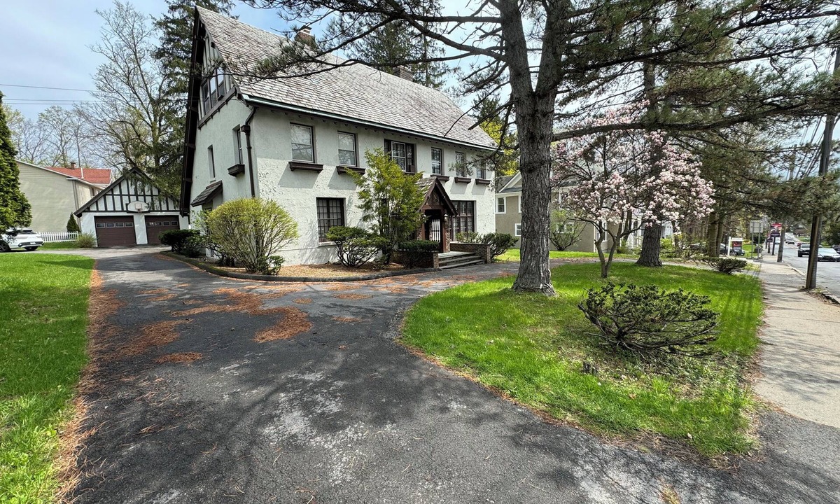 Amsterdam House | Large English Tudor offering 3 generous floors of living space - Belmont/Travers