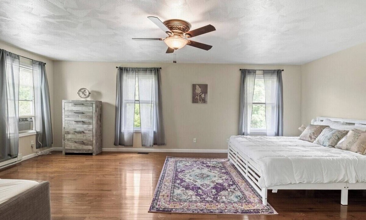 Lansing House | Large Home Sleeps 22! Dogs Ok!