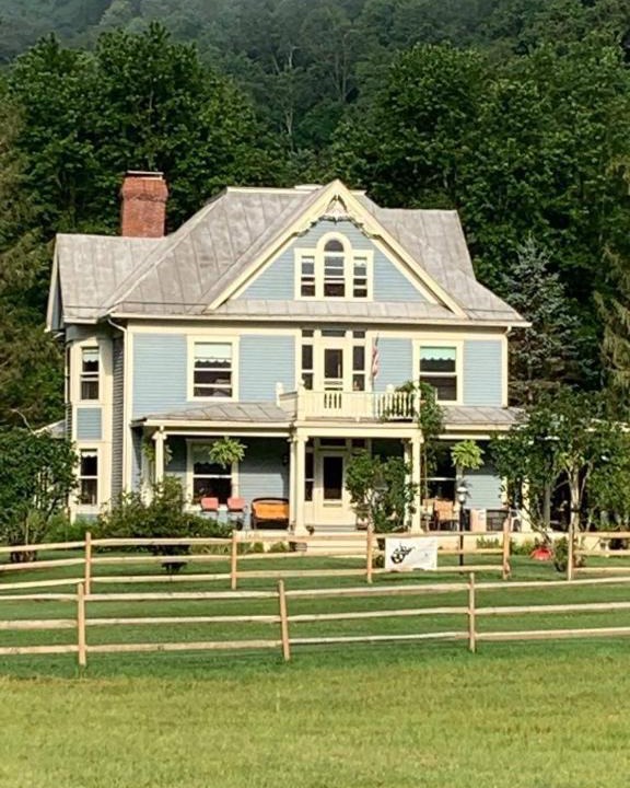 Davis Bed & Breakfast | Laurel River Club Bed & Breakfast or LRCBNB