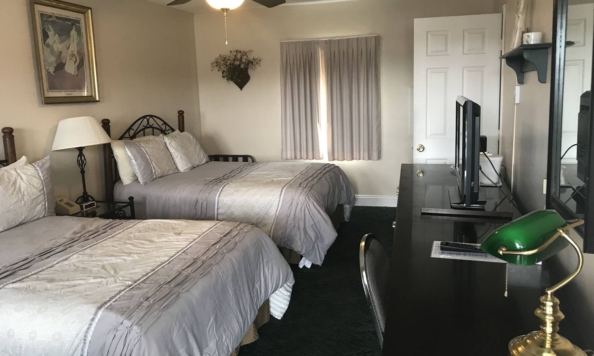 Town of Reading Hotel | Longhouse Lodge Motel