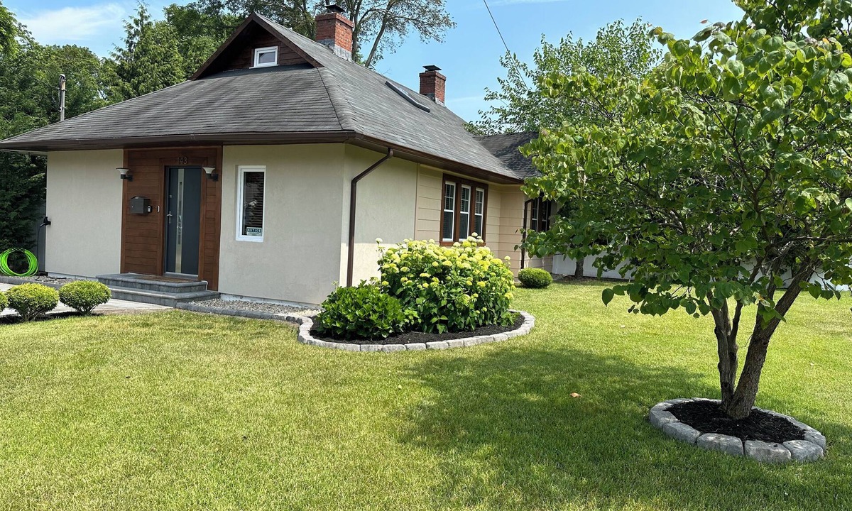 Riverhead House | Lovely 3-bedroom house with Wooden Fireplace, Pool and Private Backyard.
