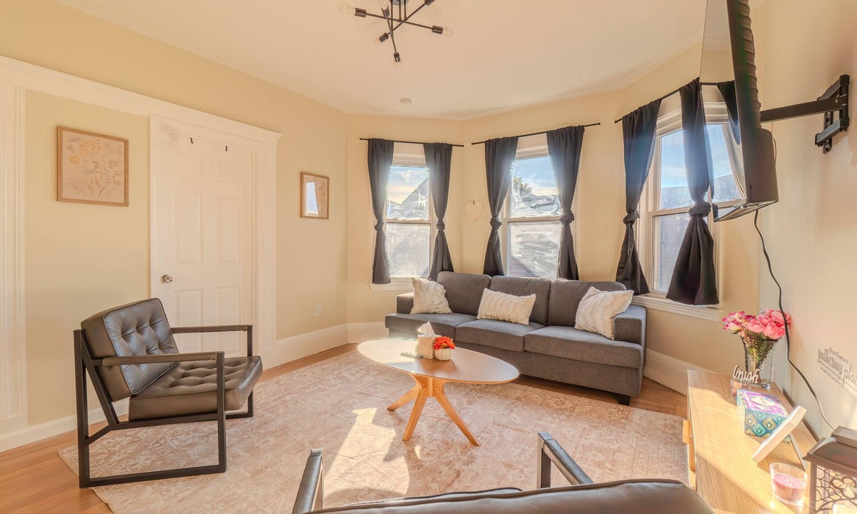East Somerville House | LUXE 4BDR/2BA Near Boston- T-Station & Encore Casino