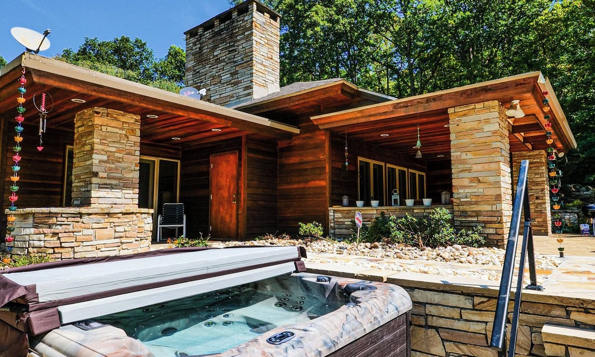 Farmington House | Luxuriant Frank Lloyd Wright Inspired Accommodations-The Dream House
