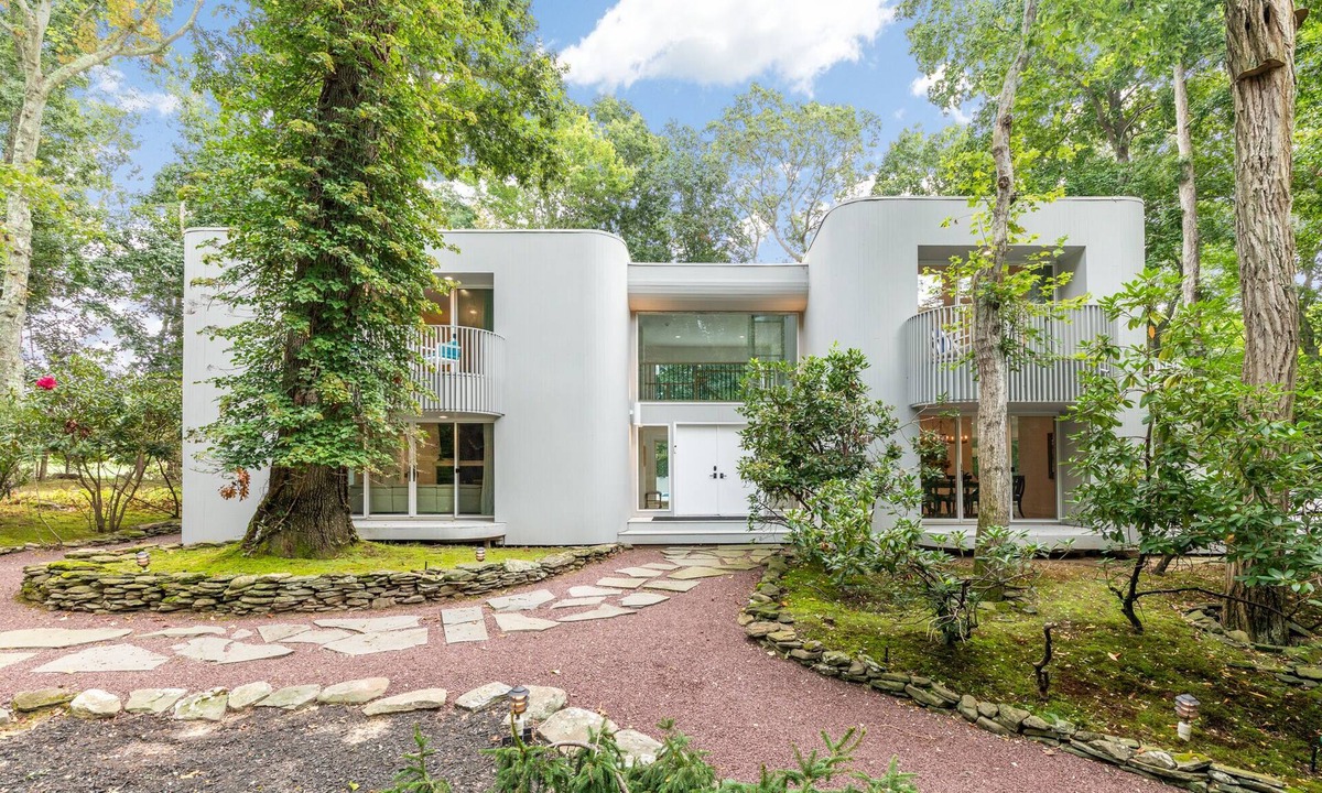 Noyack House | Luxury - 5 bdrs, 6 baths, Tennis Crt, Heated Pool, Basketball, Hot tub, 2.4 acrs