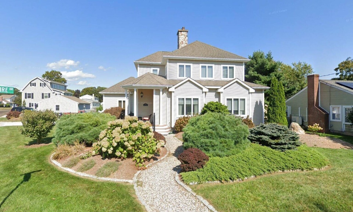 Old Saybrook House | Luxury coastal home in located in Cornfield Point, sleeps 8+.