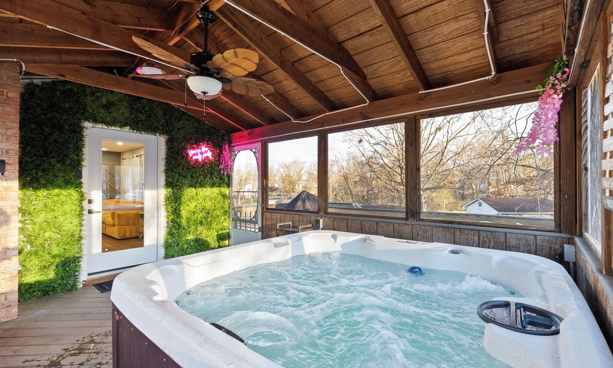 Sudley House | Luxury Home. Hot-tub, close to IAD & Hylton PAC.