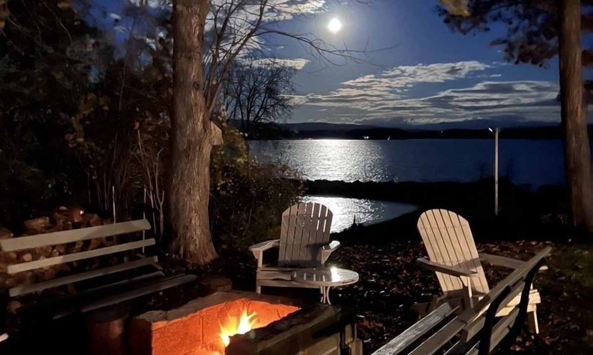 Moriah Center Cabin | Magnificent Lakefront Lodge Panoramic View Lake Champlain Kayaks/Fishing/Pk ball