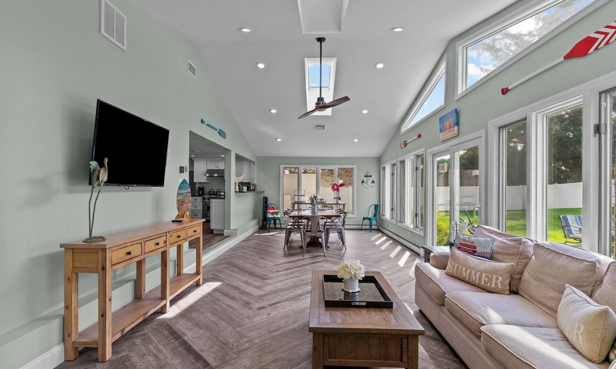 Eastward Look House | Magnificent Luxury Home in Eastward Look - Central A/C,Walk to Scarborough Beach