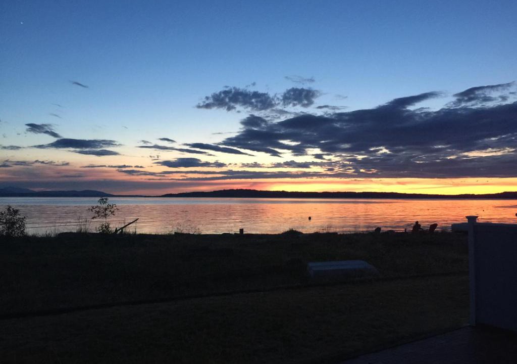 Maxwelton House | Maxwelton Beach Sunsets! Kayaks & paddleboards! 1 min walk to the water!