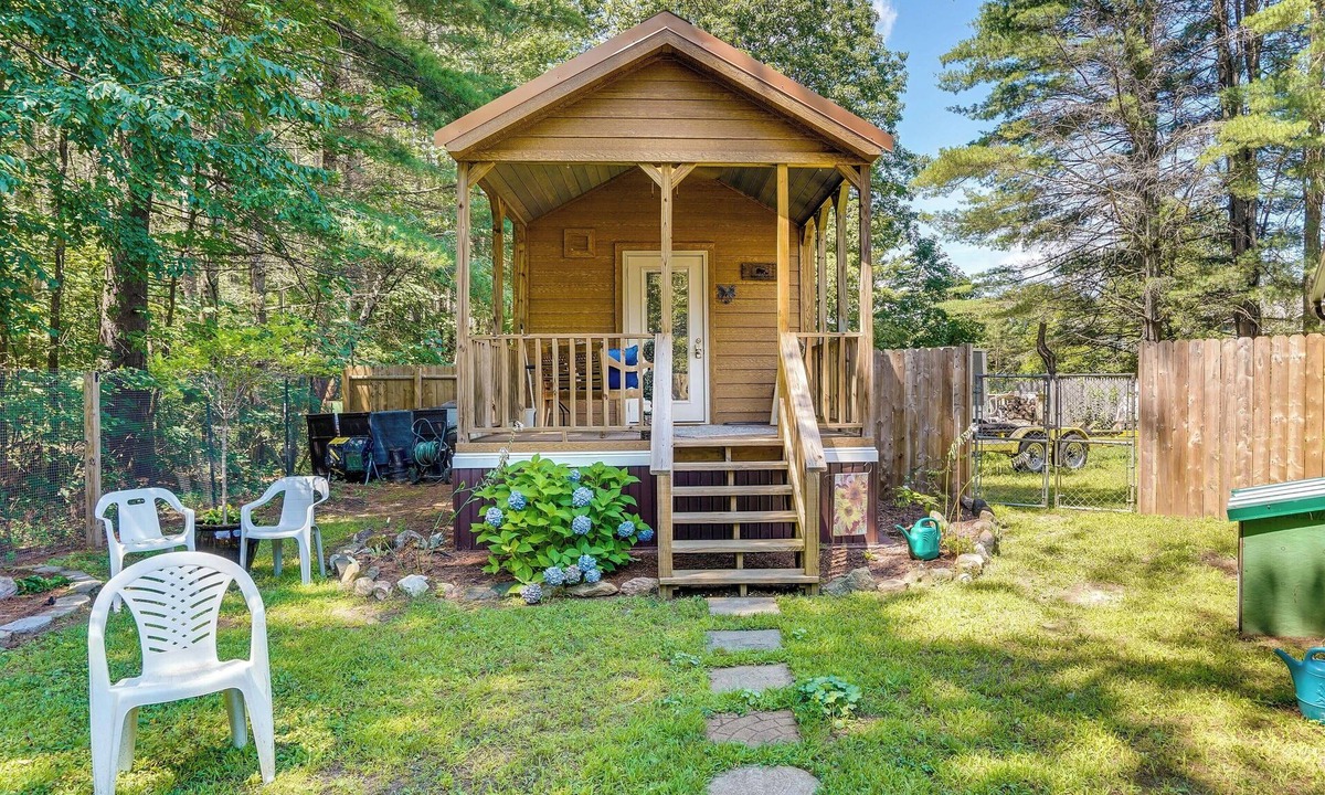Mayfield House | Mayfield Tiny Home w/Porch, Walk to Beaches!