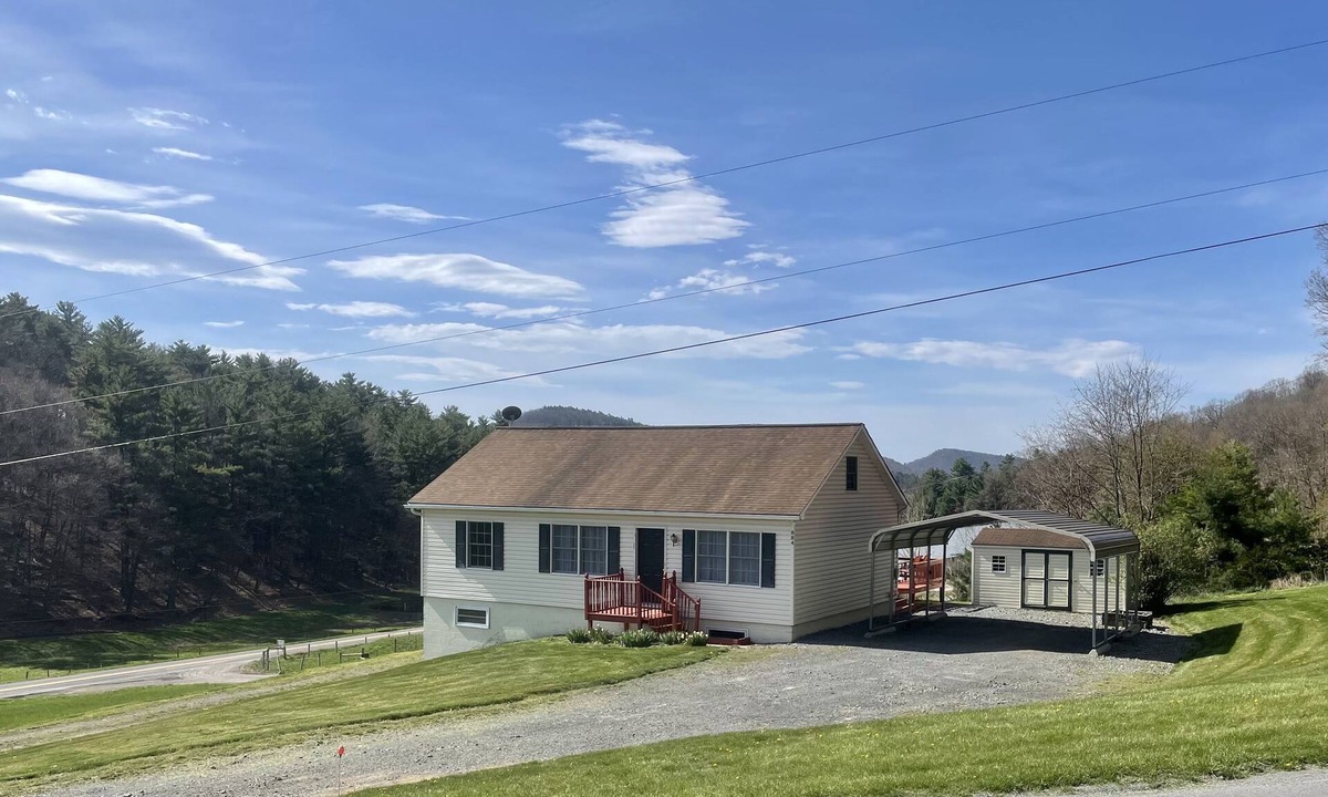 Franklin House | Meadow View: cozy rural home 2 miles away from Fisher Mountain Golf Course!
