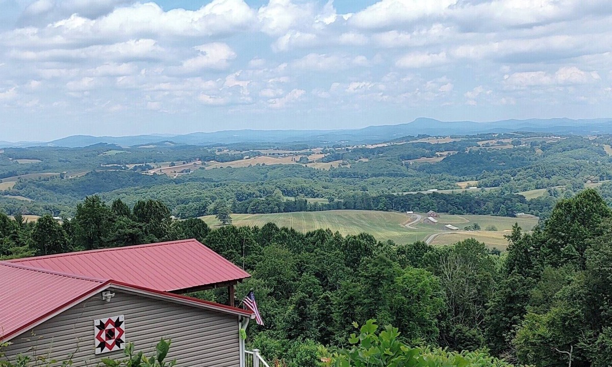 Piper Gap House | MILLION DOLLAR VIEW ! - 8 Person Mountain Home in Fancy Gap, Virginia